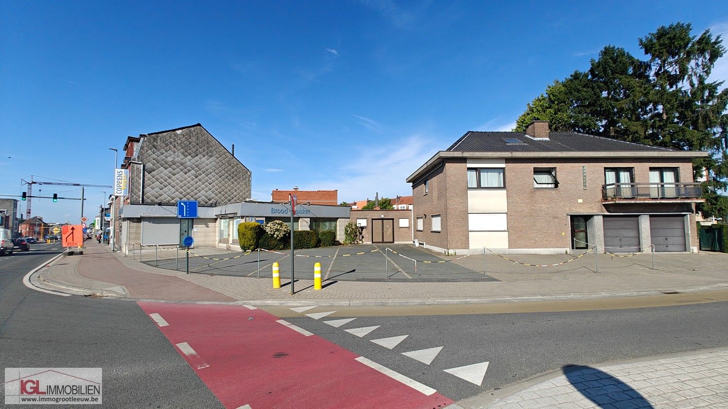 Handelspand op topliging met optimale zichtbaarheid langsheen Bergensesteenweg met veel parking en twee woongelegenheden! foto {{pictureIndex}}