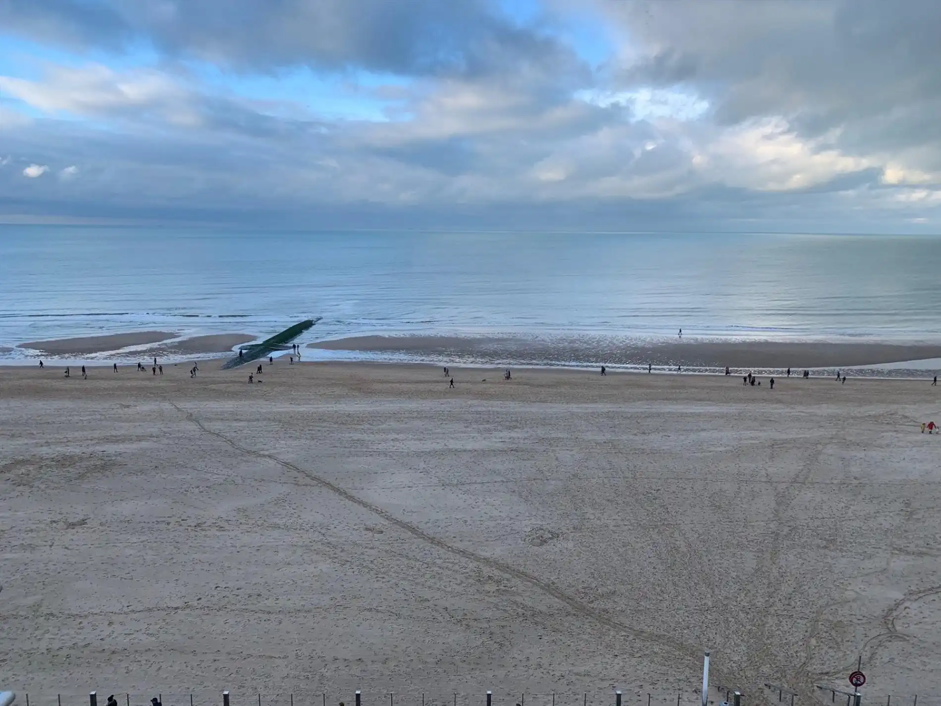 Ongemeubeld éénslaapkamer-appartement met frontaal zeezicht foto 4