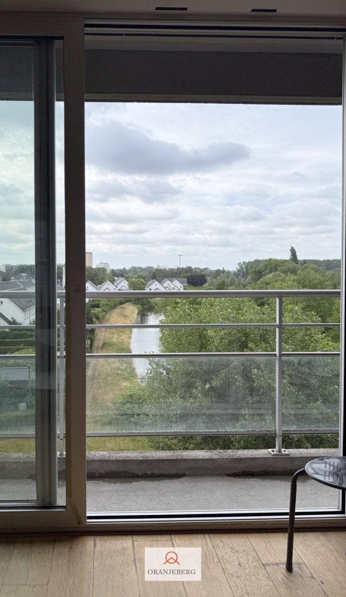 één slpk app met open zicht op het groen  en water foto 25