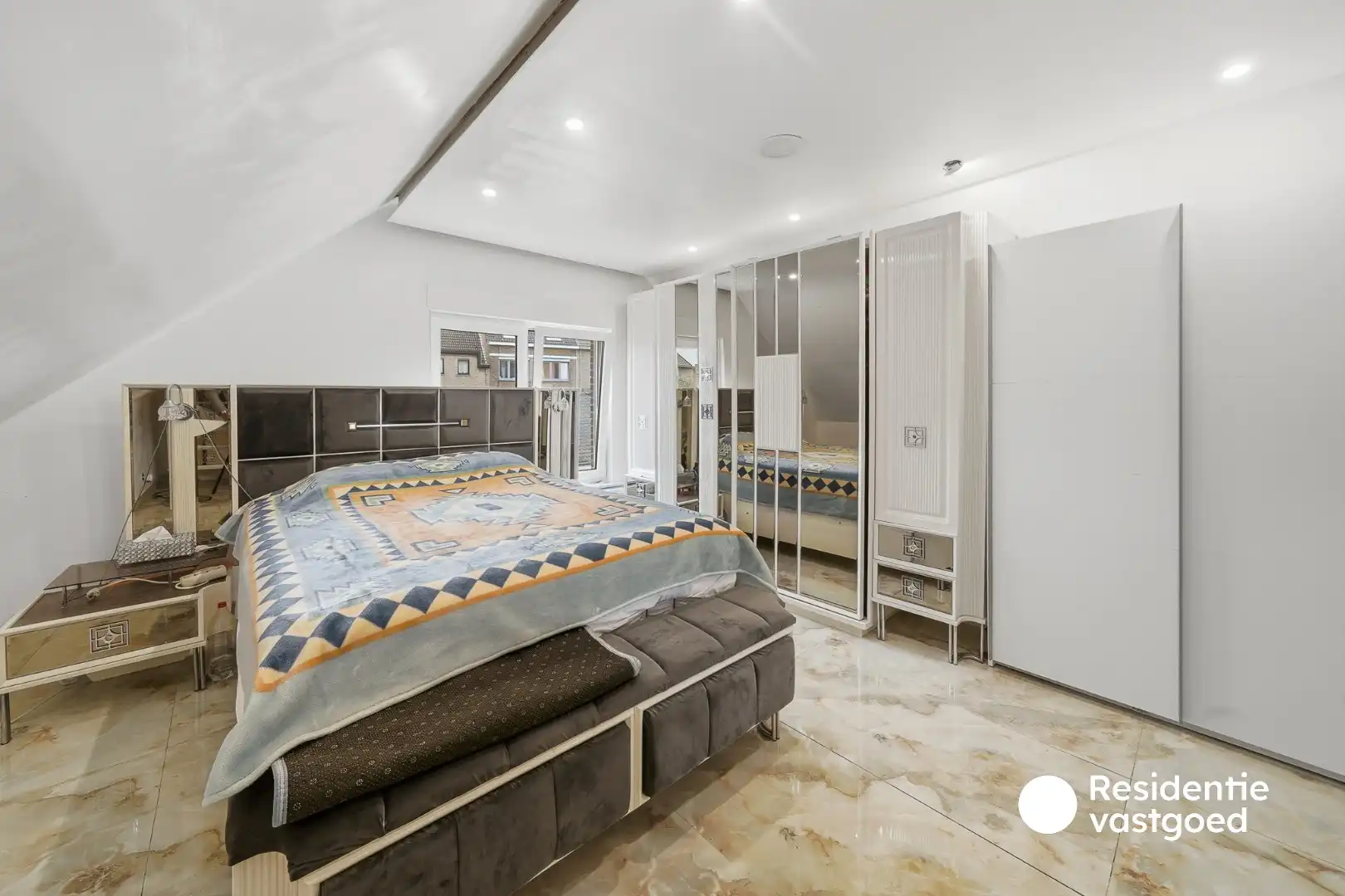 Halfopen woning met tuin en garage te koop foto 22