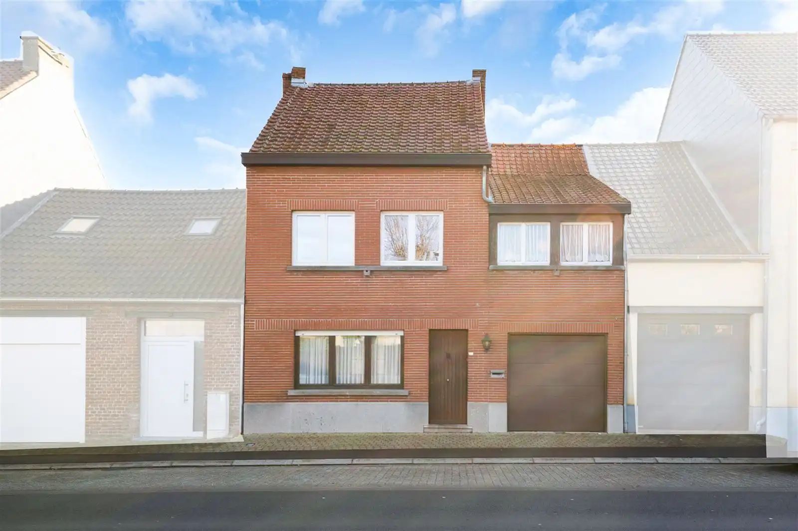 Hoofdfoto van de publicatie: Deels te renoveren gezinswoning met garage en tuin