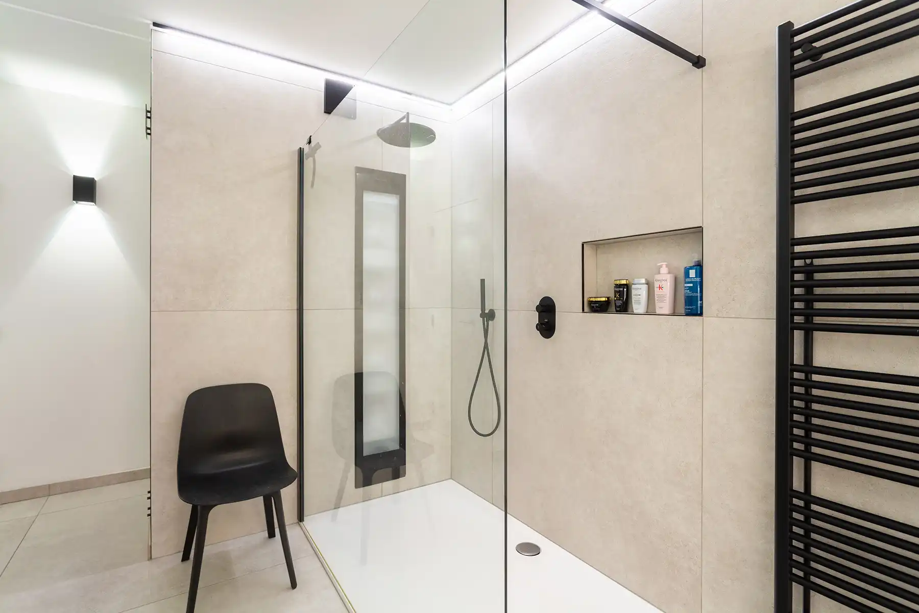 Modern gebouw met handel gelijkvloers en duplex-appartement. foto 14