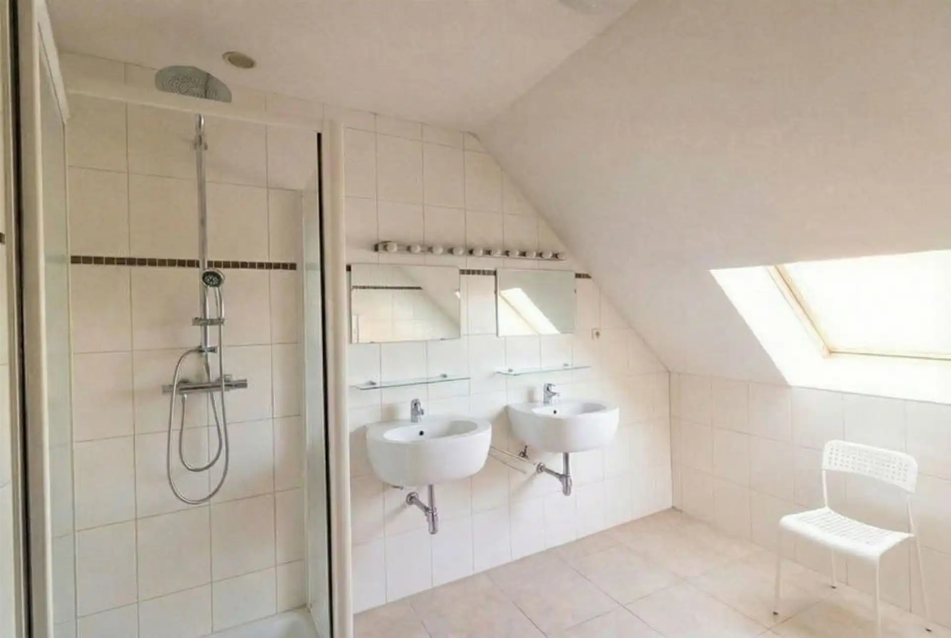 Gelijkvloers handelspand met bovenliggend appartement foto 8