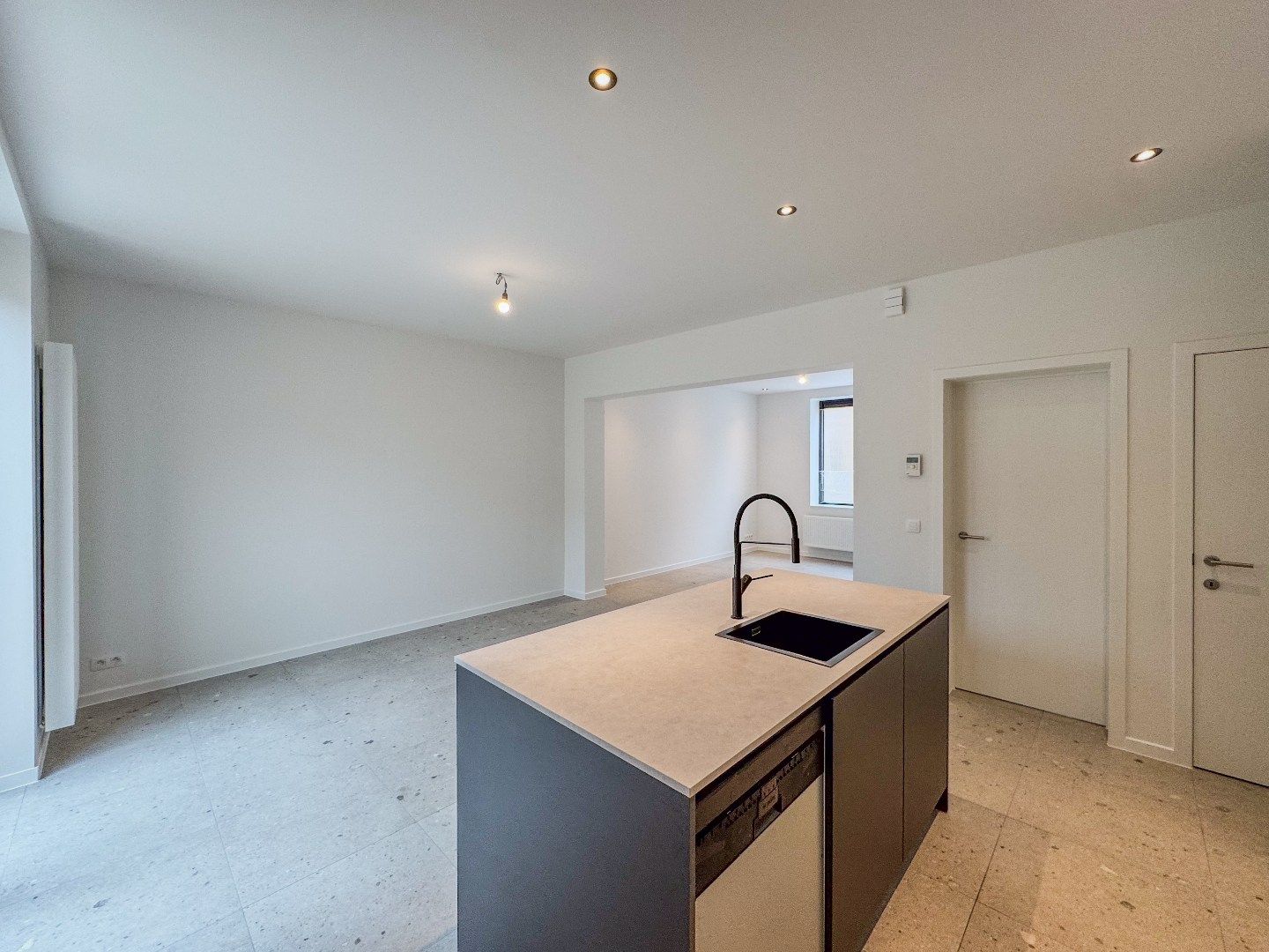 Gerenoveerde woning met 3 slaapkamers en gezellig stadstuintje. foto 6