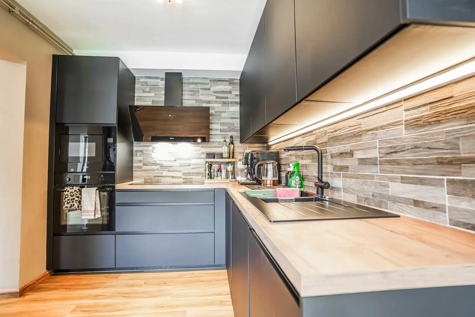Mooi gerenoveerde & instapklare 3-gevel woning te Londerzeel foto 12