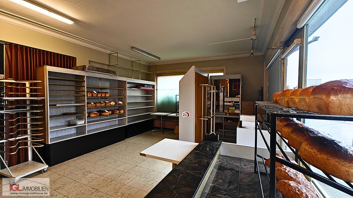 Handelspand op topliging met optimale zichtbaarheid langsheen Bergensesteenweg met veel parking en twee woongelegenheden! foto 4