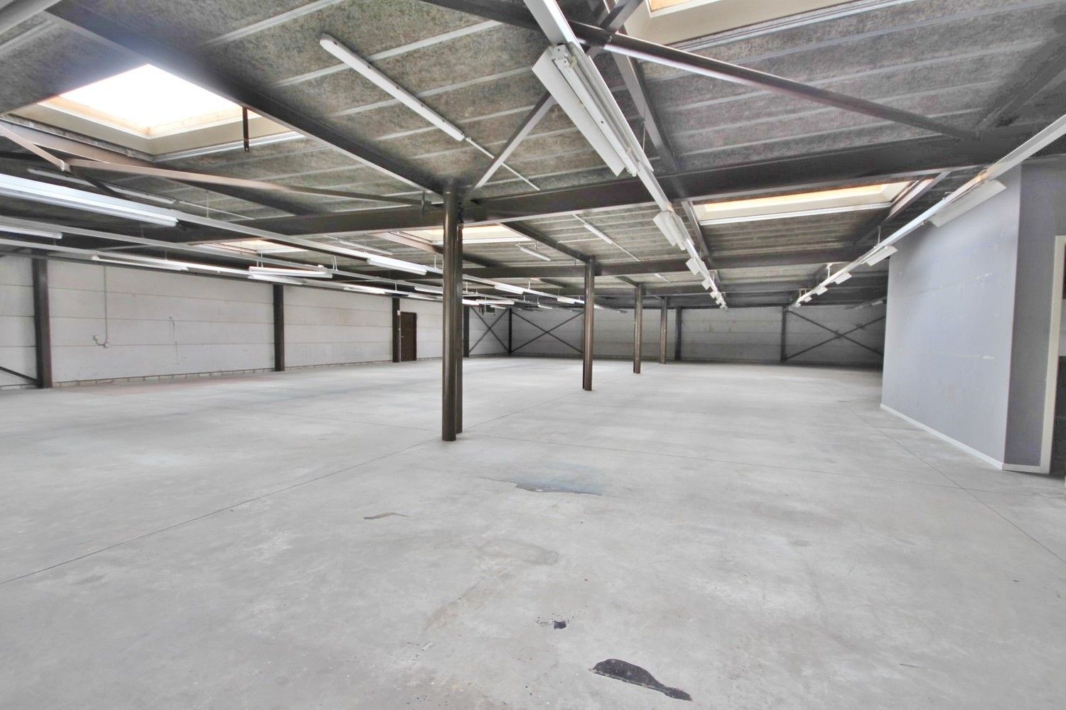 Ruim handelspand met magazijn op toplocatie foto 3