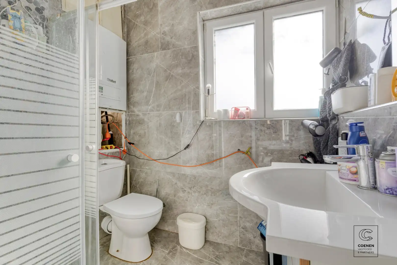 Ruime handelswoning, momenteel ingericht als handelsruimte en 2 appartementen op goede ligging te Antwerpen! foto 12