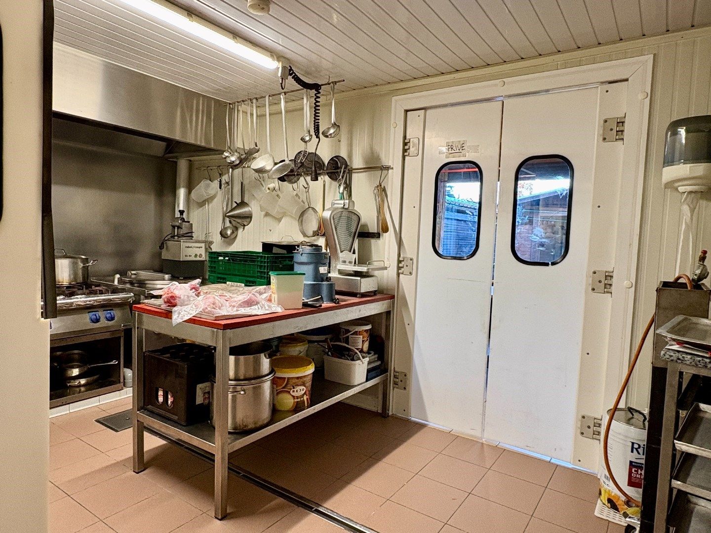 Volledig geïnstalleerde slagerij op gekende ligging te Kuurne. foto 5