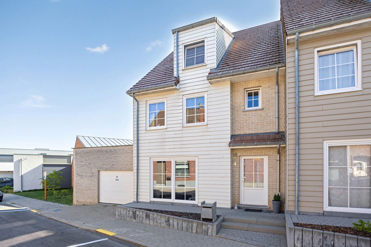  Instapklare recente woning met tuintje en carport foto {{pictureIndex}}