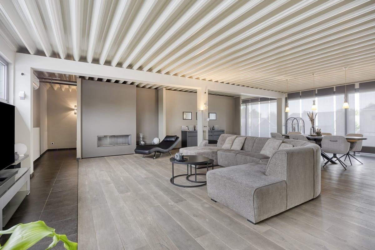 Handelsruimte met luxe duplex-appartement en verhuurde loodsen op het industrieterrein in Lanaken foto 26