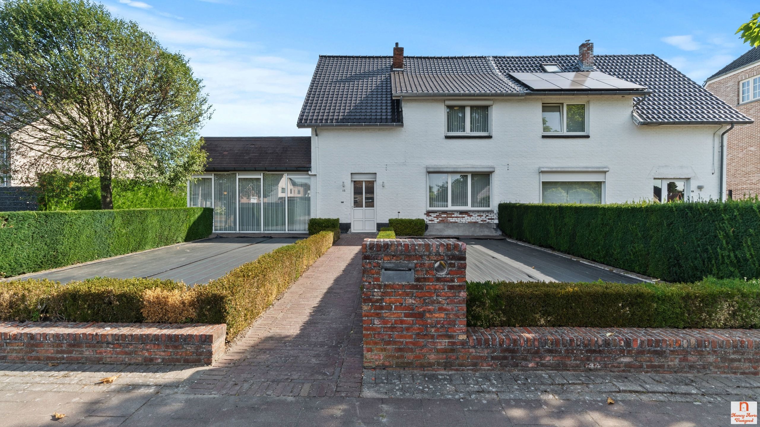 Instapklare woning met uitzonderlijk grote tuin met vijver foto 2