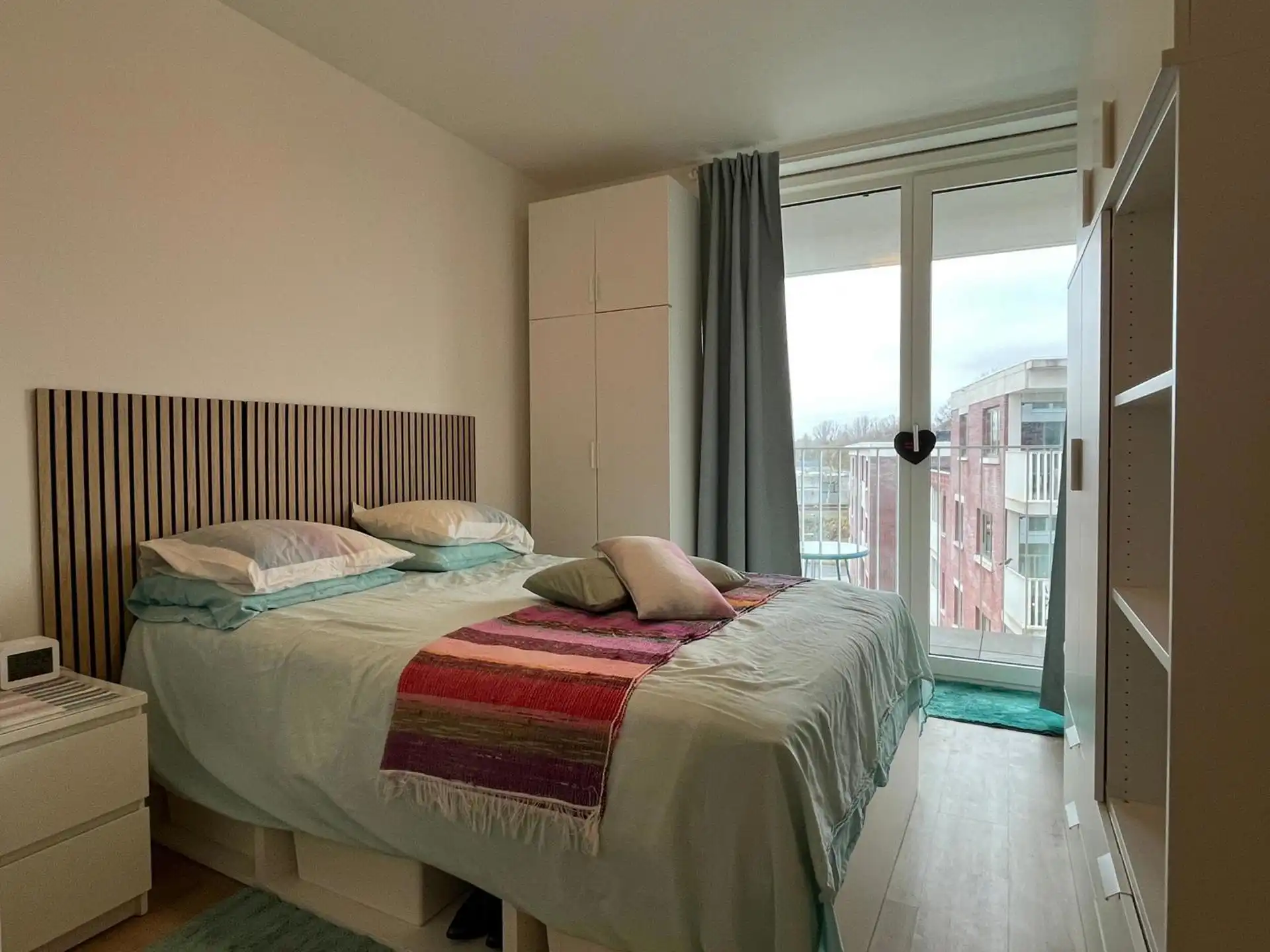 Prachtig twee-slaapkamerappartement mét parking en terras. foto 9