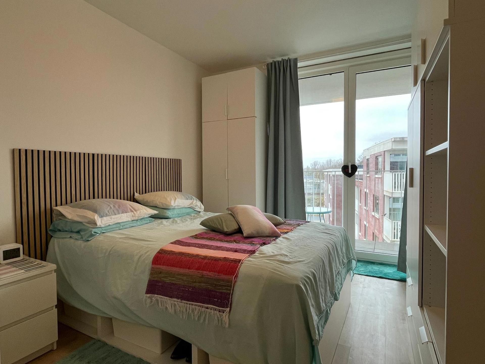 Prachtig twee-slaapkamerappartement mét parking en terras. foto 9