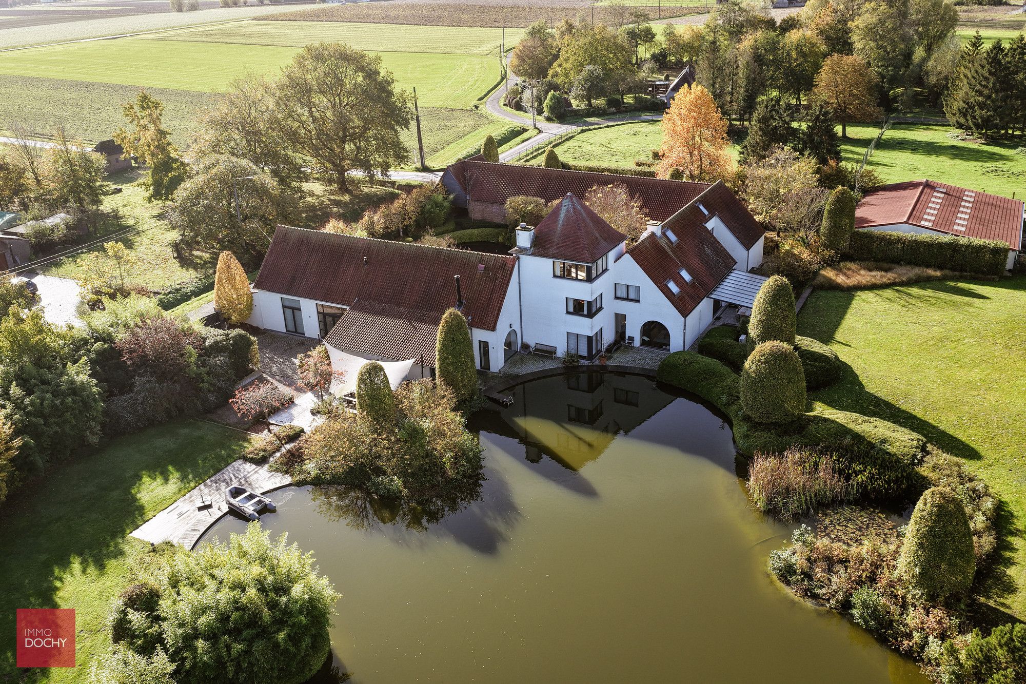 Zeer rustig gelegen vierkantshoeve met vergunde volumes foto {{pictureIndex}}