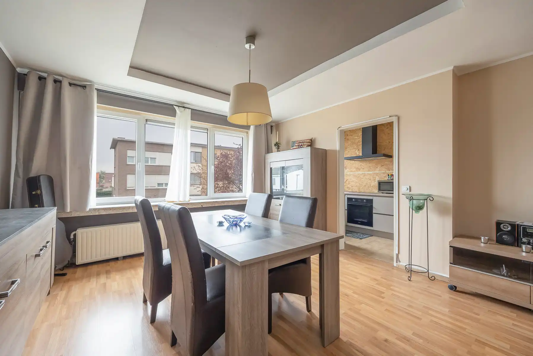 Appartement op de eerste verdieping, inclusief garage, nabij het centrum van Hoevenen! foto 2