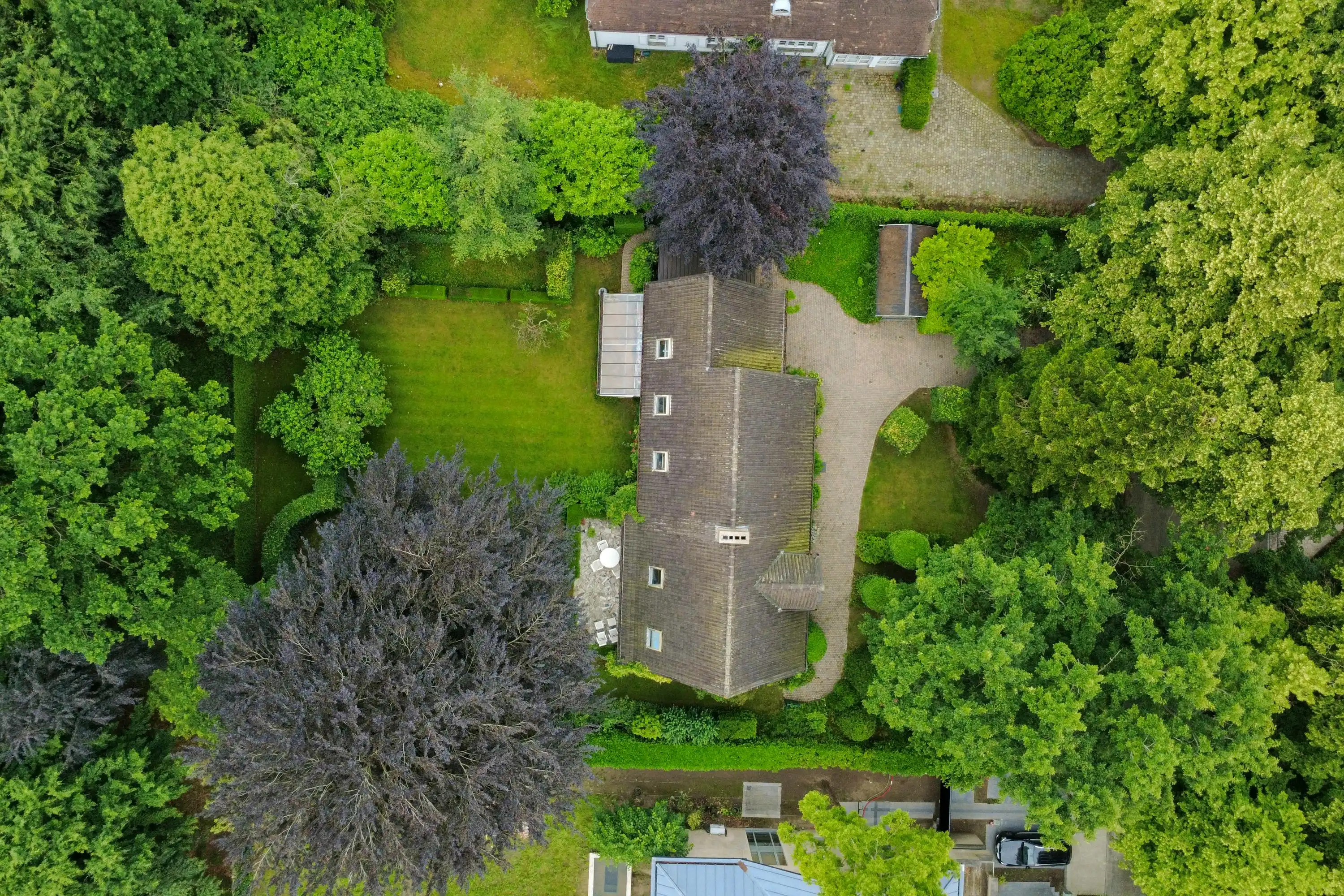 Hoofdfoto van de publicatie: Ruime karaktervolle villa in het Lindenpark te Deurle