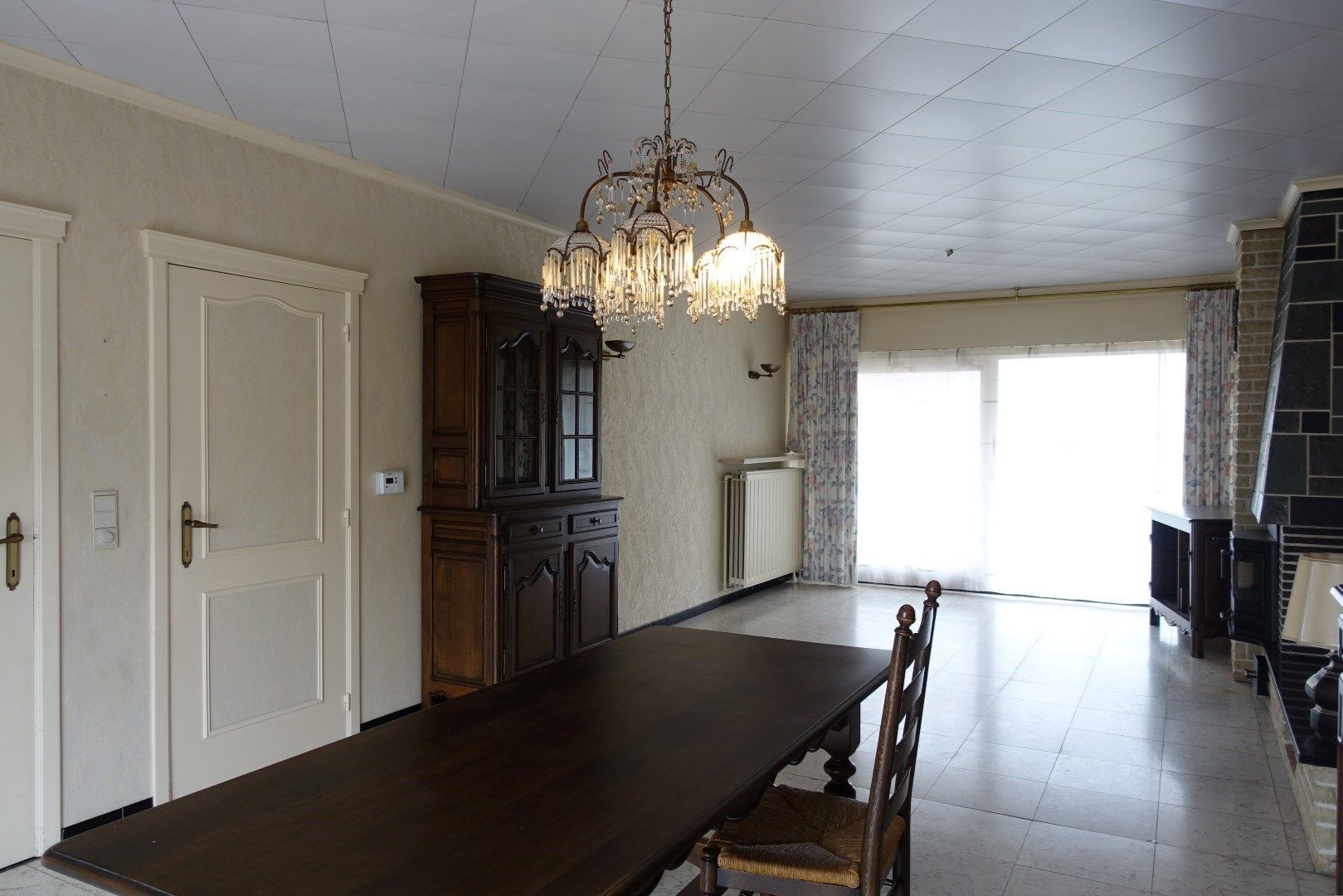 Ruime op te frissen woning met garages op een uitstekende locatie in centrum Oudenburg foto 8