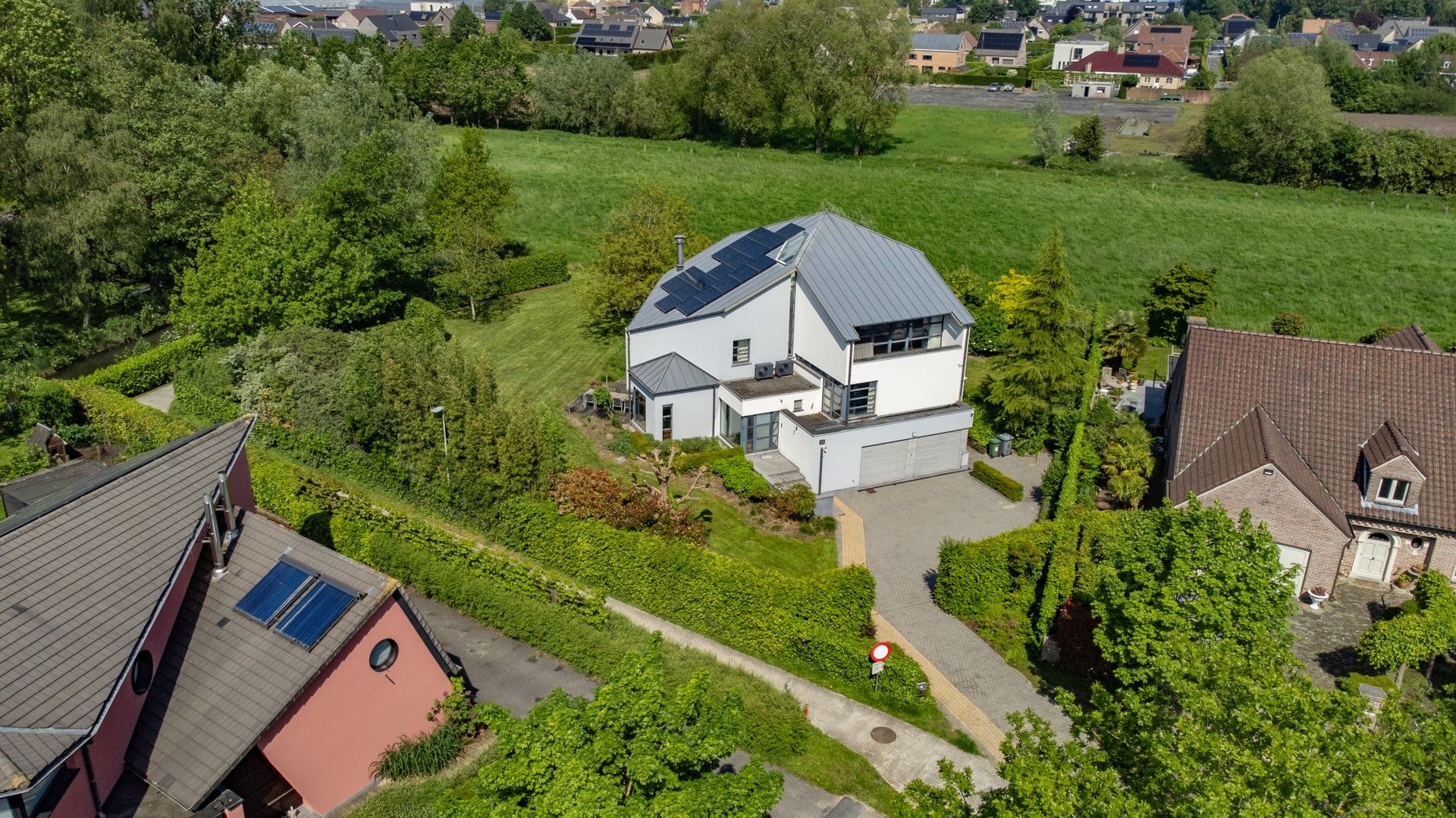 Luxueuze lichtrijke architectenwoning te Lochristi foto {{pictureIndex}}