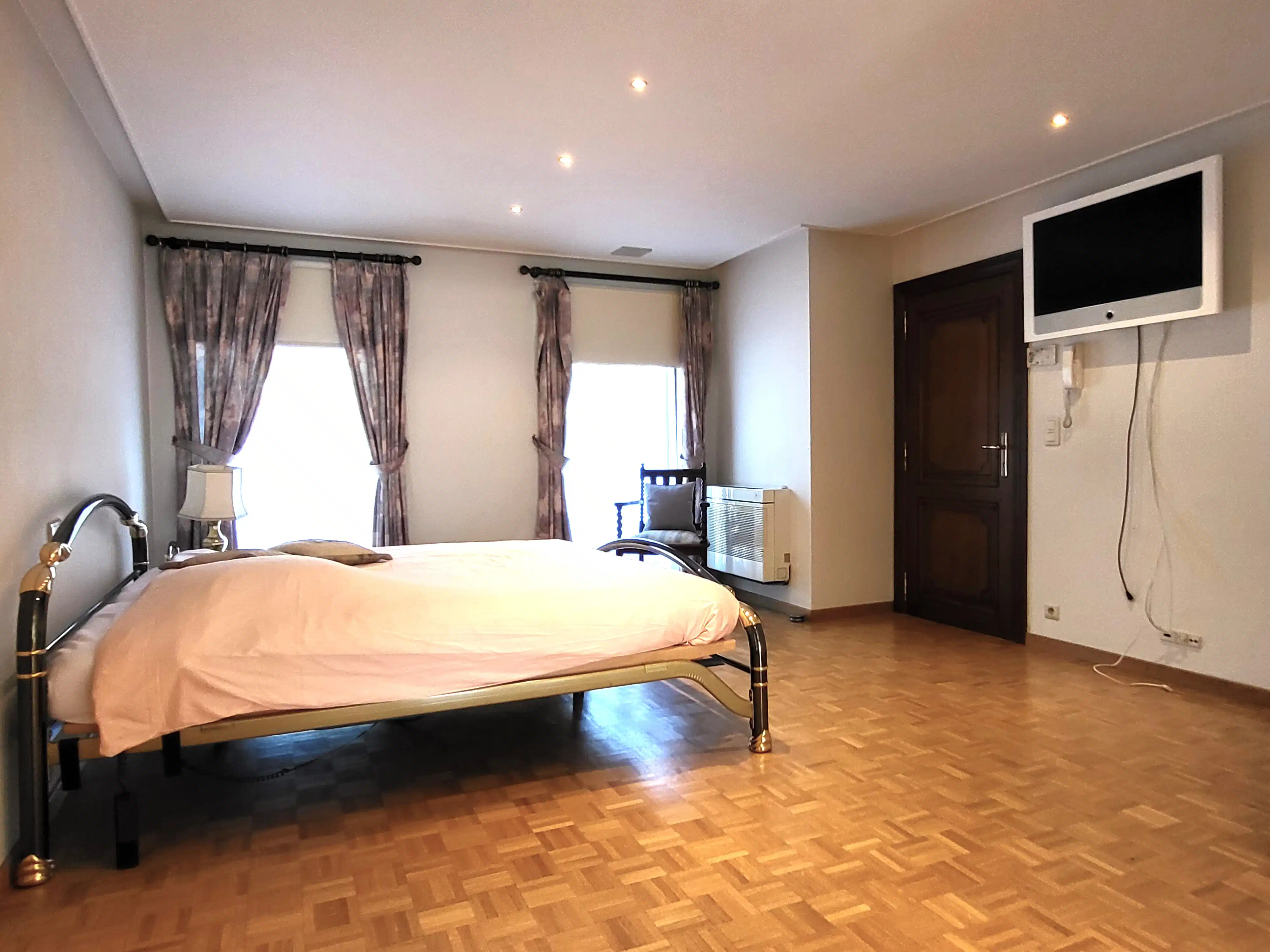Exclusieve villa in pittoresk Roborst met vrij uitzicht op een bosgebied, zwembad en 4 garages.  foto 25