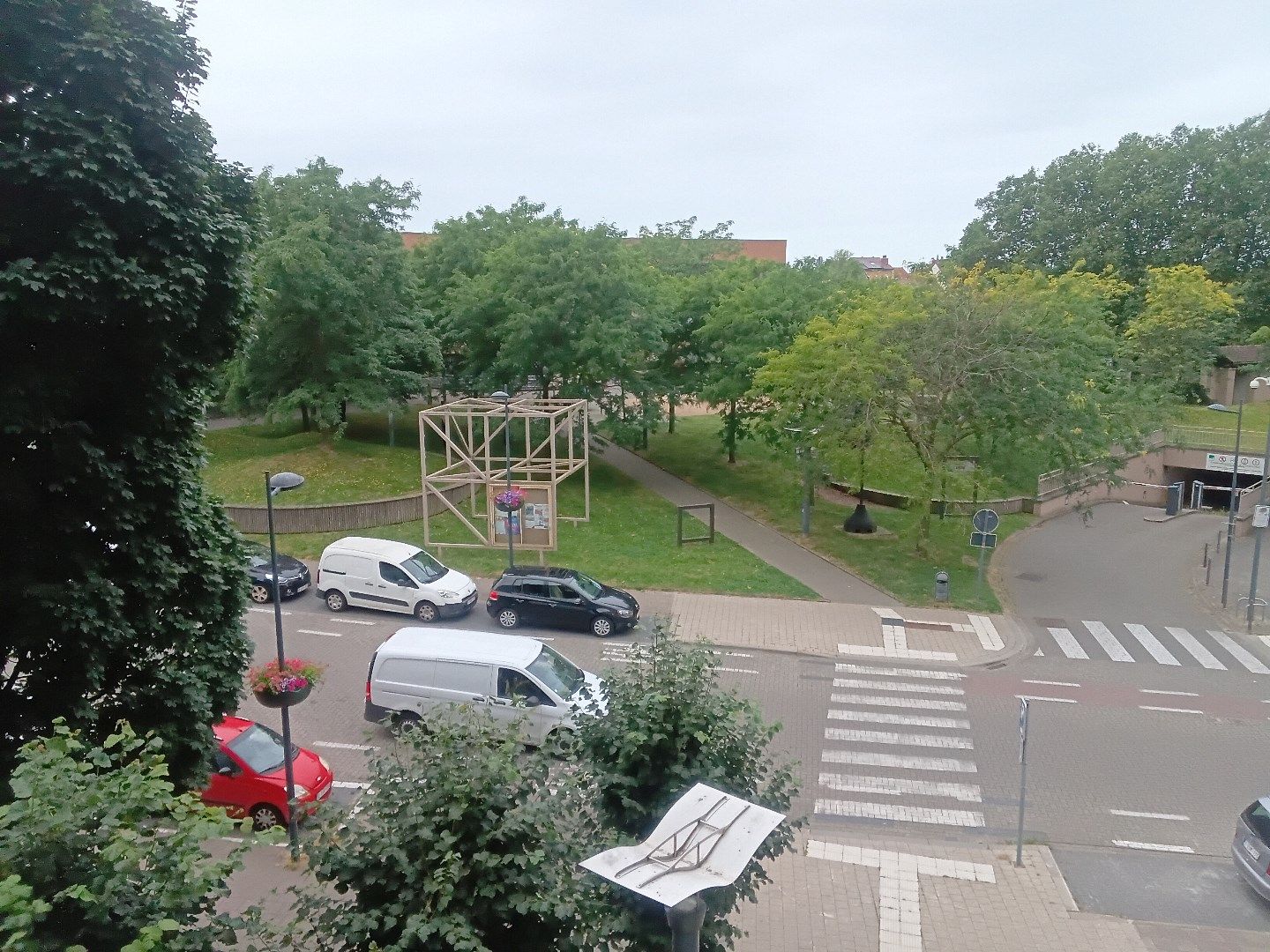 Centraal, bovendien residentieel en rustig gelegen, instapklaar appartement met 2 slaapkamers en 2 terrassen.  foto 20