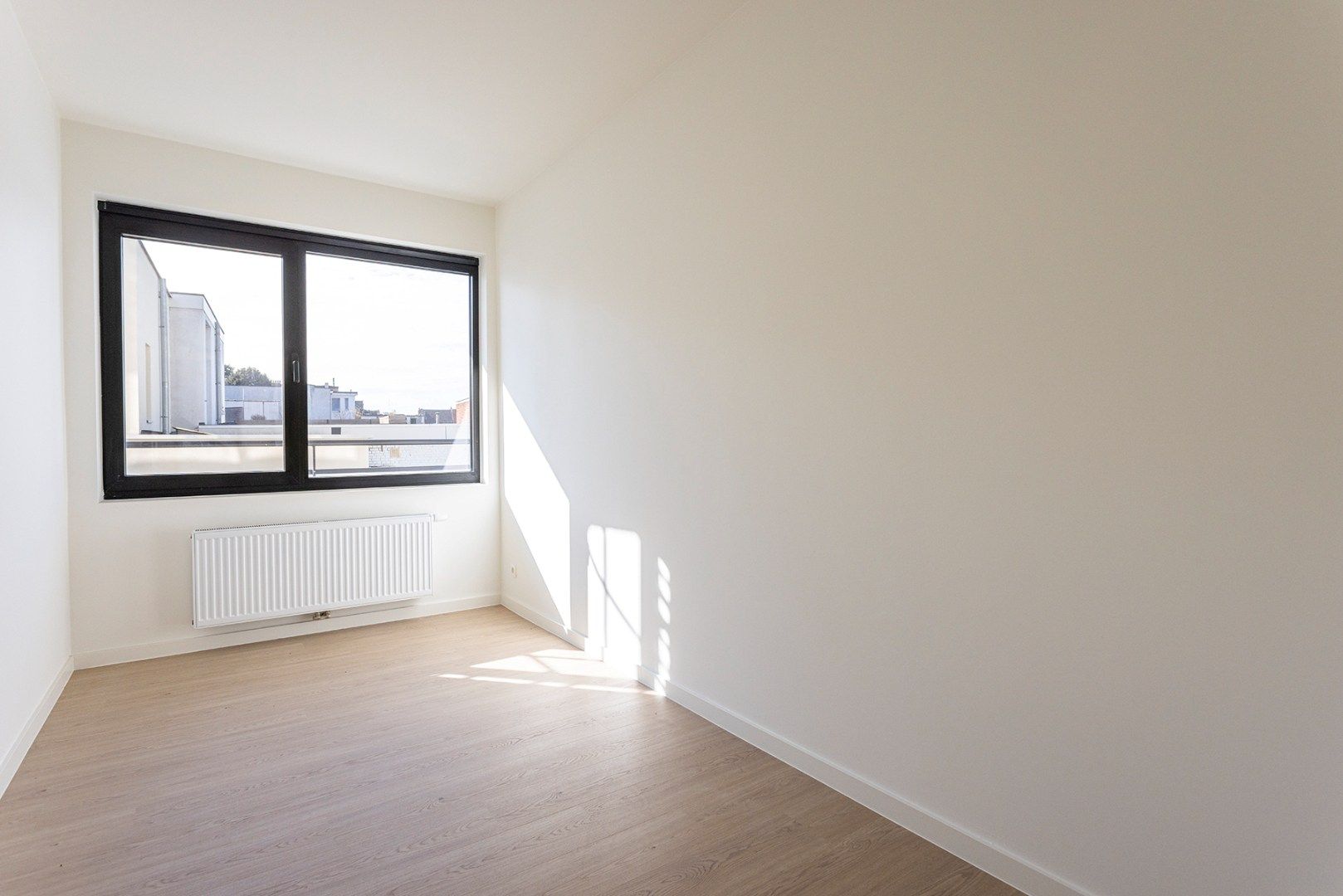Volledig gerenoveerd (vernieuwbouw) 3-slaapkamer appartement met terras! foto 10