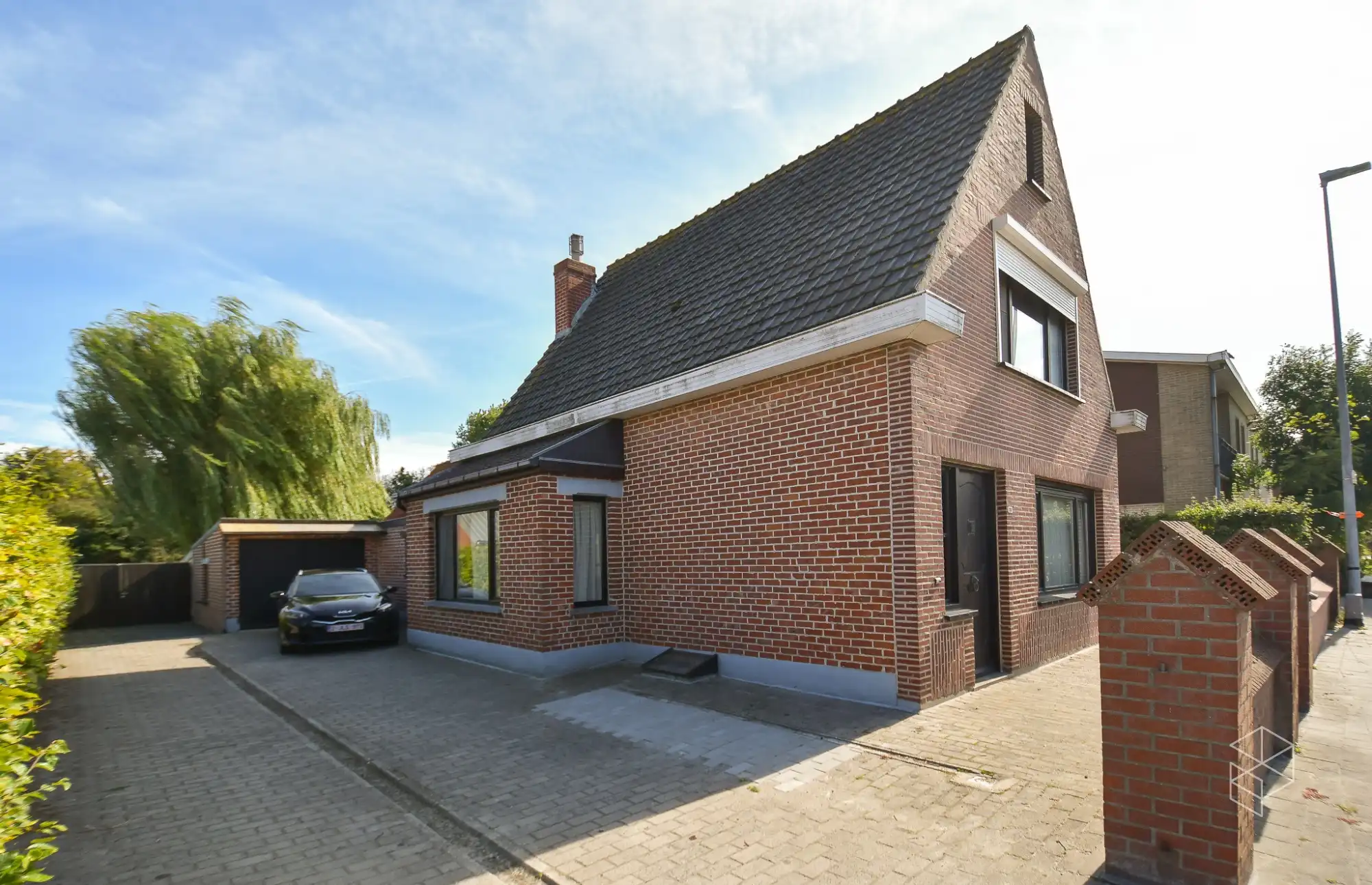 Ruime woning met 3 slaapkamers, inpandige garage en grote tuin foto 4