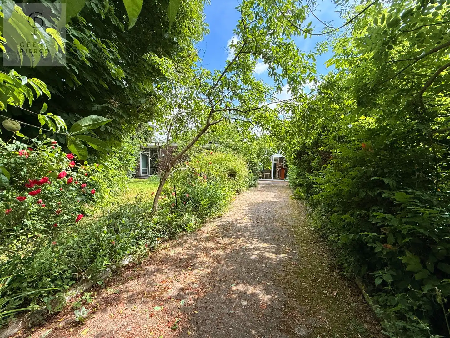 Eigentijdse woning foto 32