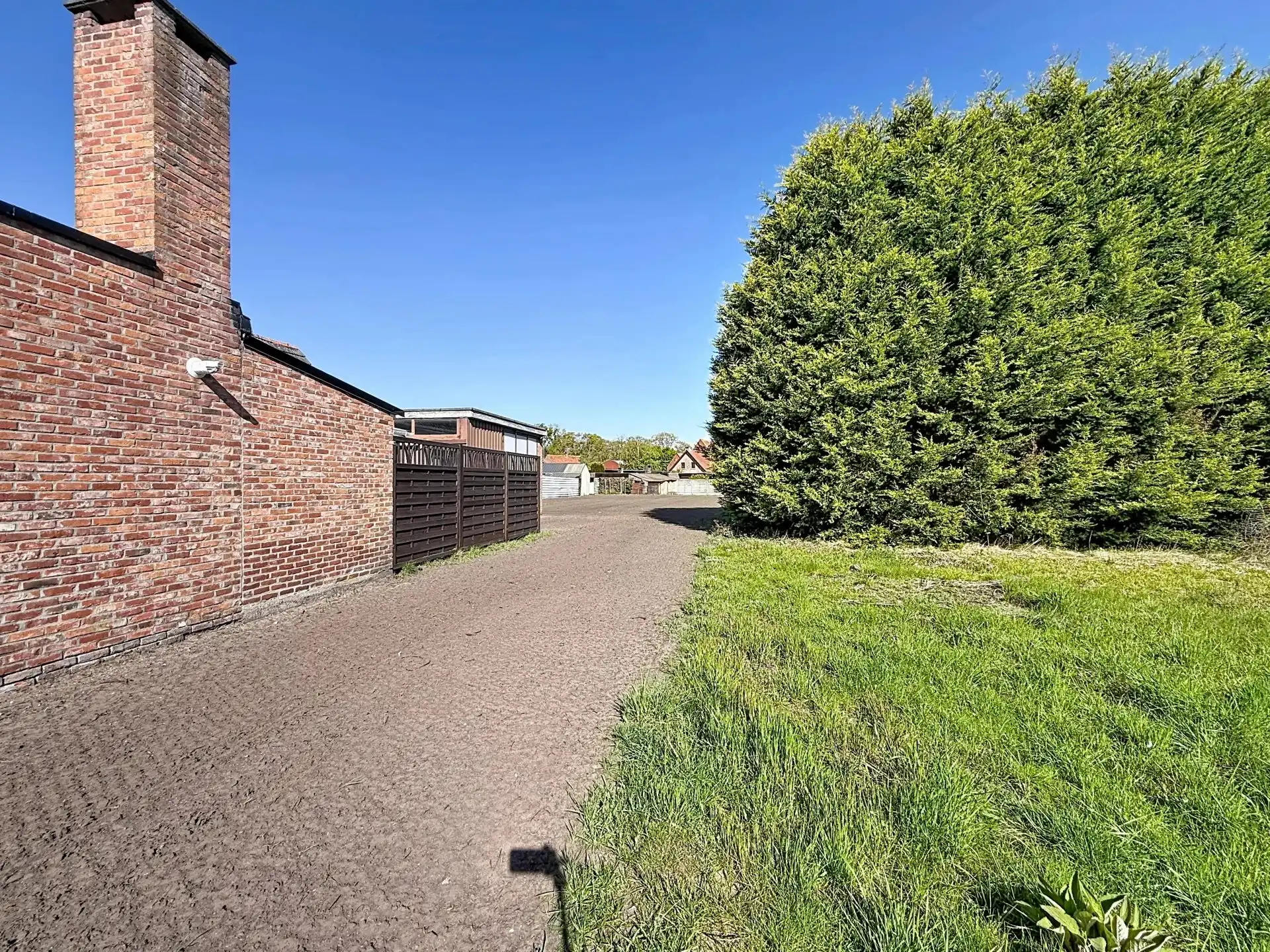 Zeer ruime en verzorgde woning met 5 slaapkamers en 2 badkamers op een groot perceel. foto 46