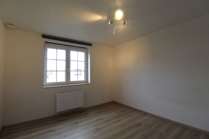 Halfopen nieuwbouwwoning met garage foto 8
