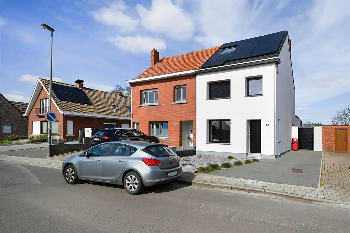 Geheel gerenoveerde woning met leuke tuin en grote garage foto 3