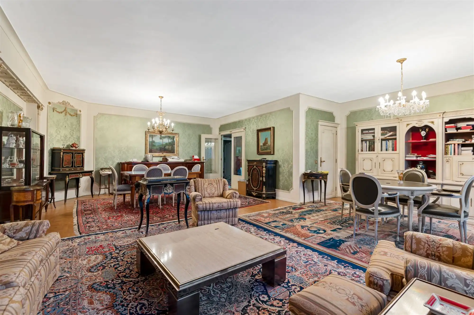 Royaal appartement met 4 slaapkamers op centrale locatie foto {{pictureIndex}}