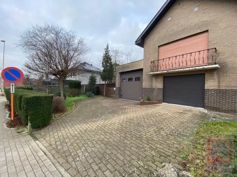 Ruime woning met tuin, 2 grote garages en kelder op grond groot 688m² foto 39