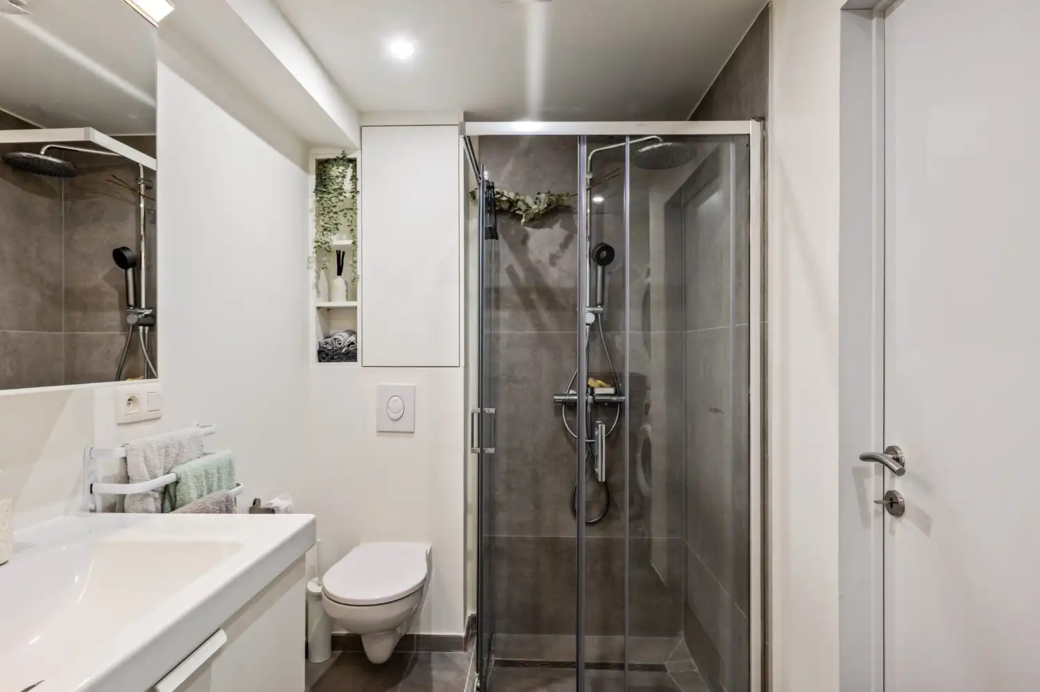 Gerenoveerd appartement met 2 slaapkamers te Deurne! foto 12