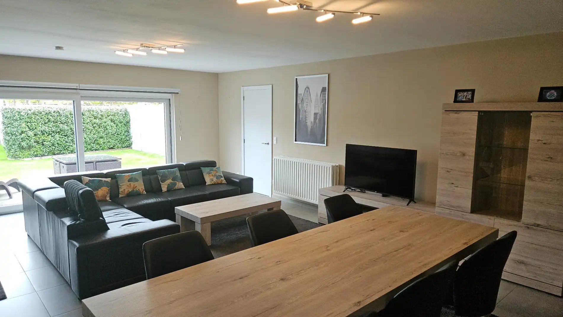 Uiterst ruime woning met 3 grote slk, garage en tuintje in centrum Berlare foto 3