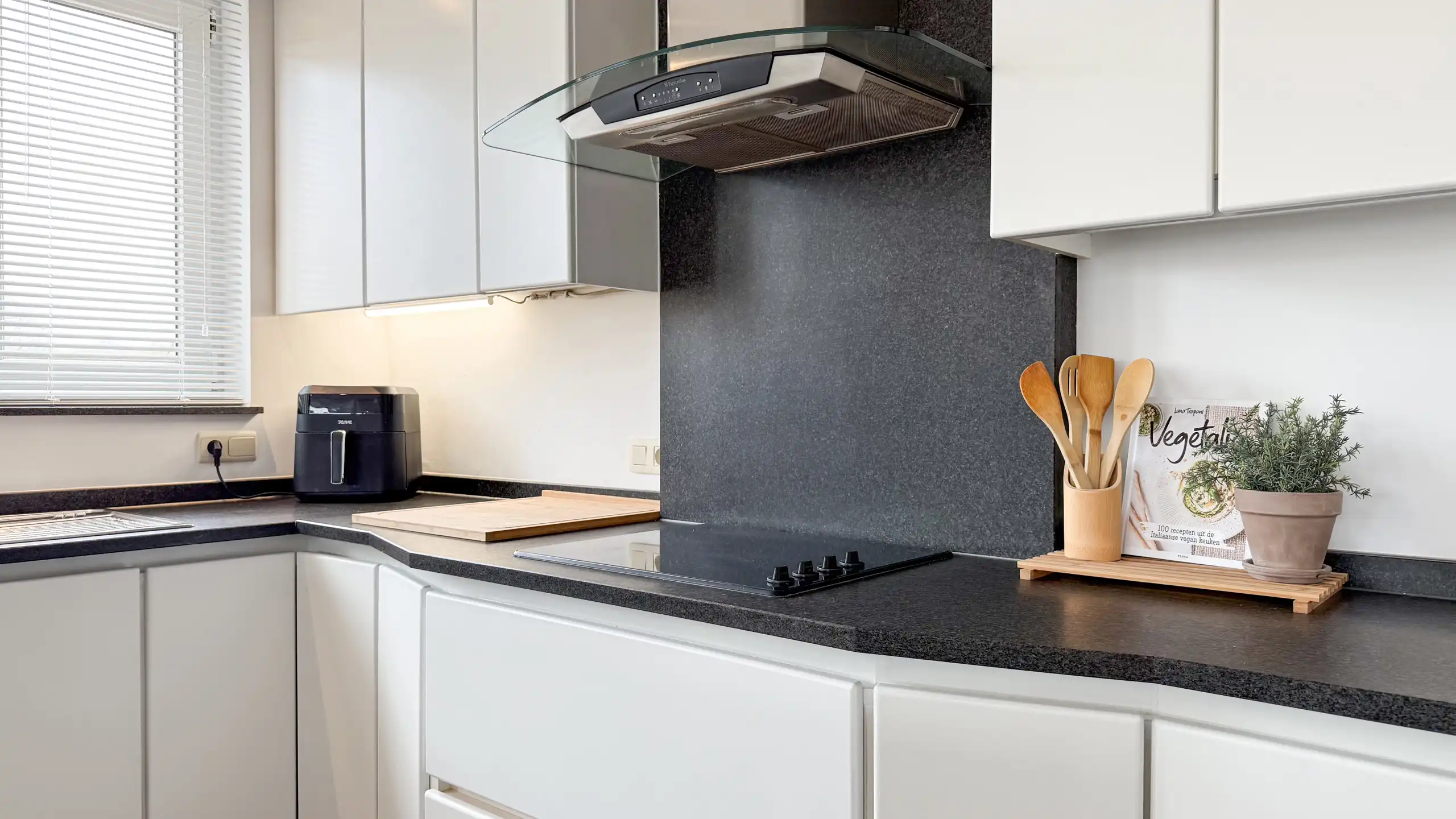 Zeer ruim appartement met 4 slaapkamers en parking in Tuilt! foto 10