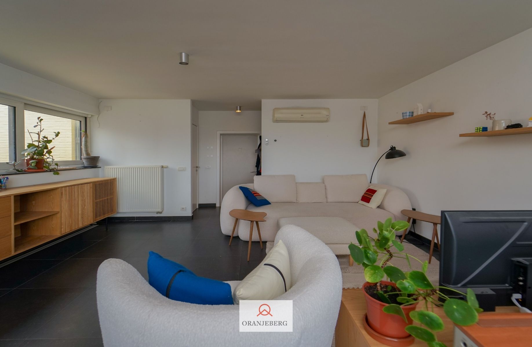 Centraal gelegen 2 slaapkamer-appartement met zicht op de Coupure! foto 7