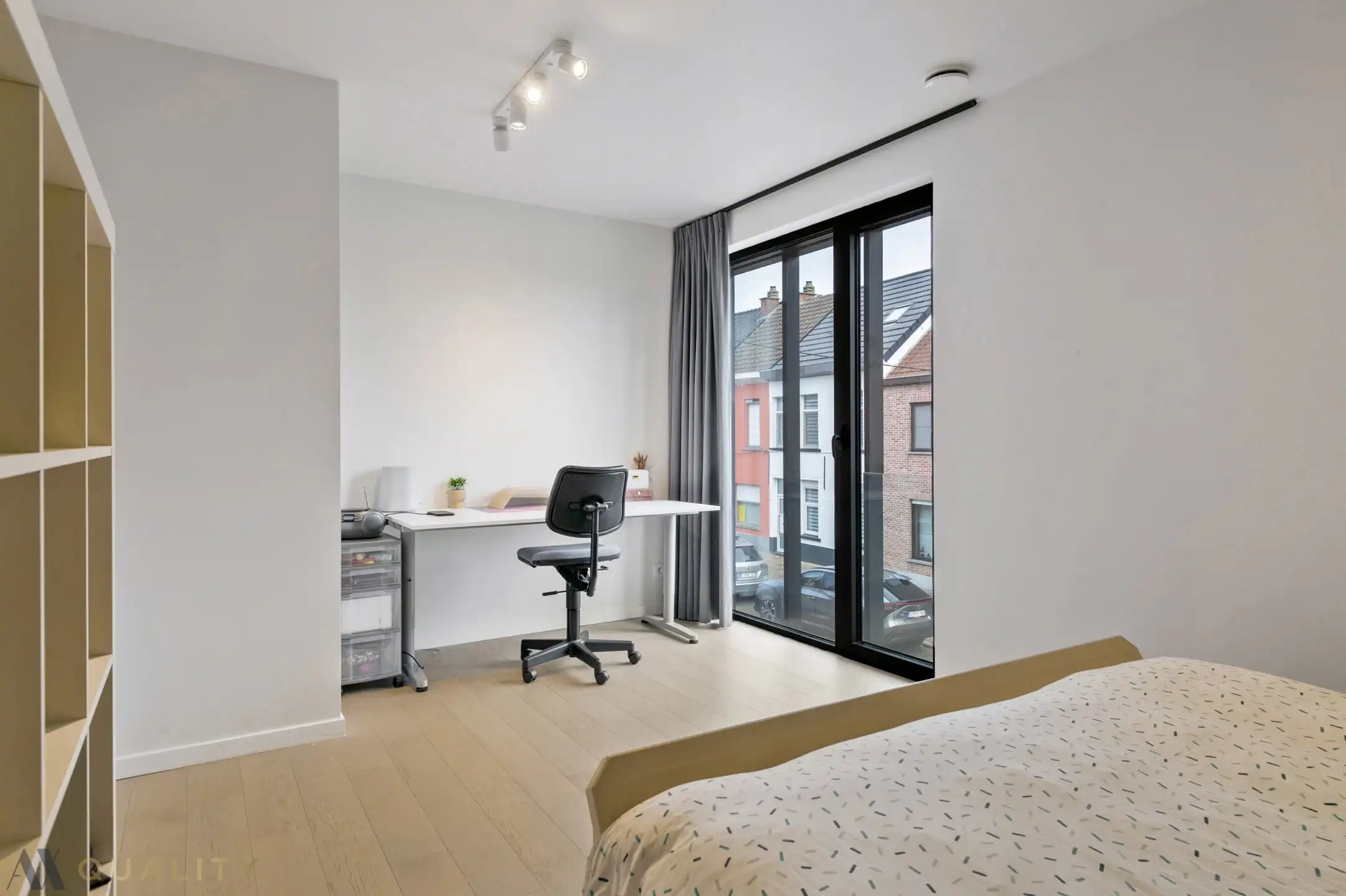 Moderne, energiezuinige woning met 5 slpk., 2 badk., bureel, inpandige garage, oprit, terras en tuin foto 11