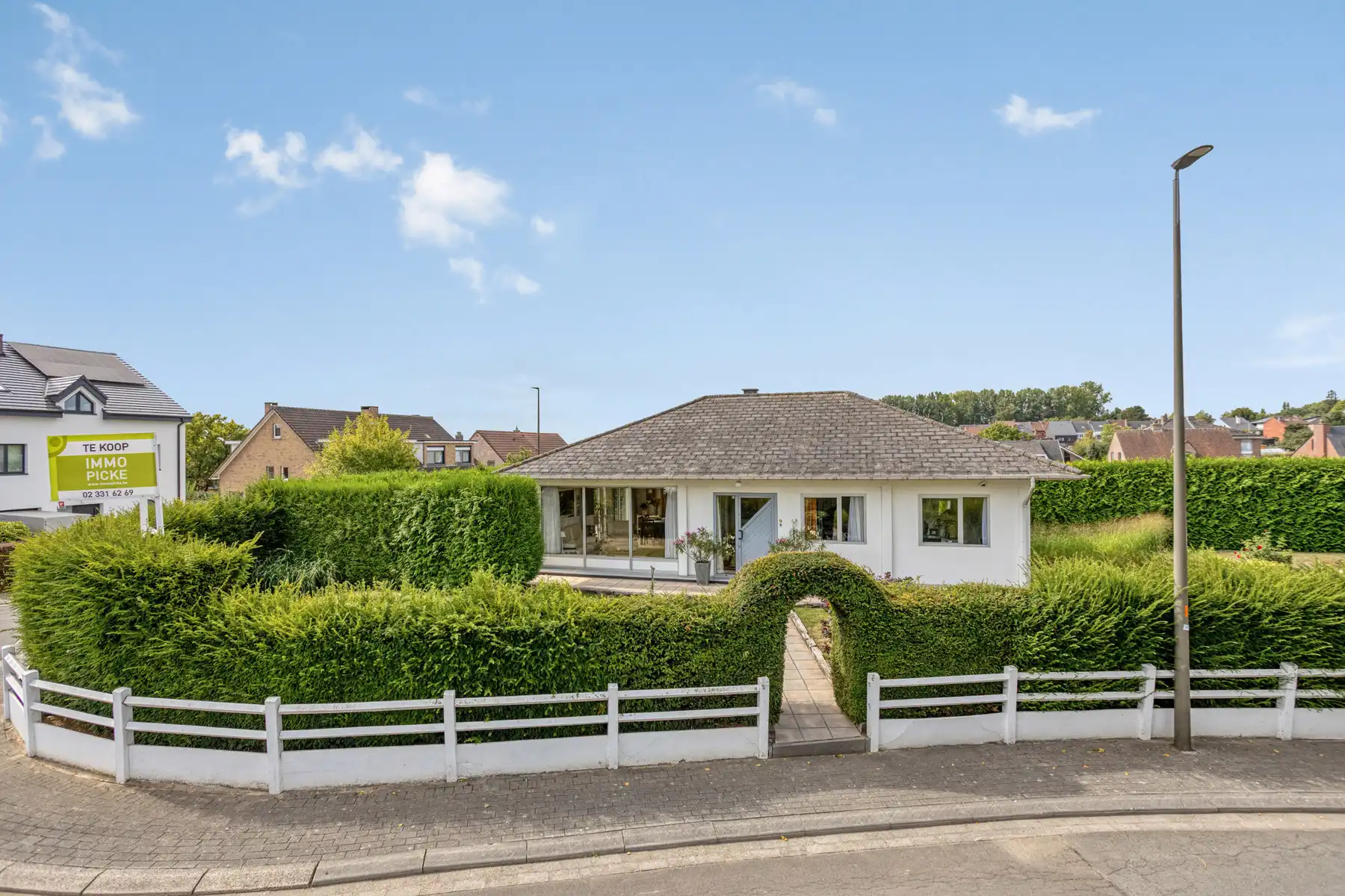 Rustig gelegen gelijkvloers-villa met 2slaapkamers en garage foto 2