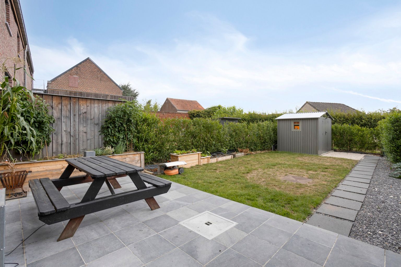 Totaal gerenoveerde woonst met tuin en staanplaats foto 25