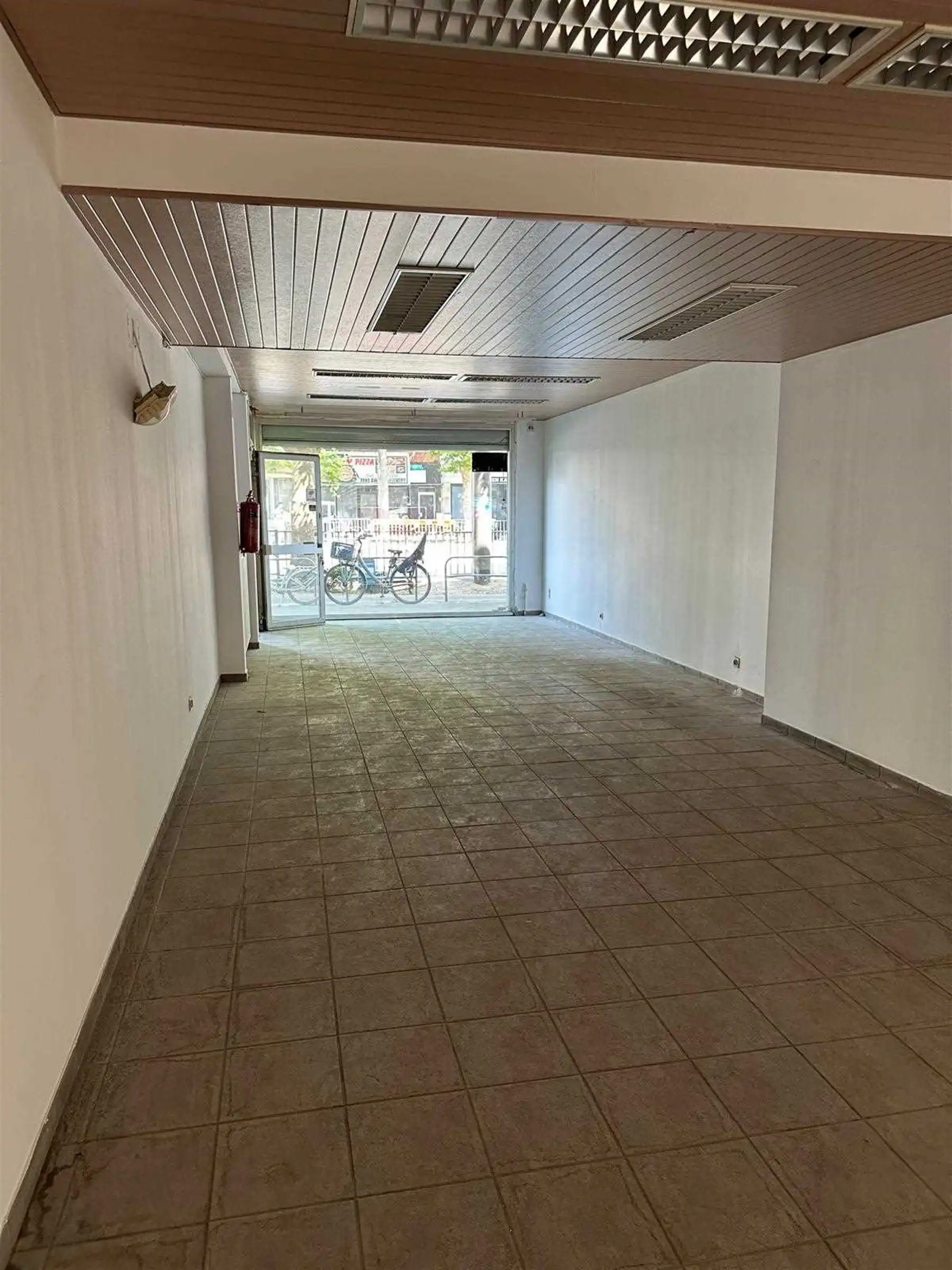 Centraal gelegen handelspand! foto 4