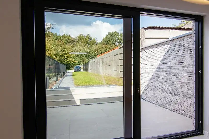 Geslaagde totaalrenovatie met 4 slaapkamers, 2 badkamers, zonnig terras, omheinde tuin en toegang achteraan foto 10