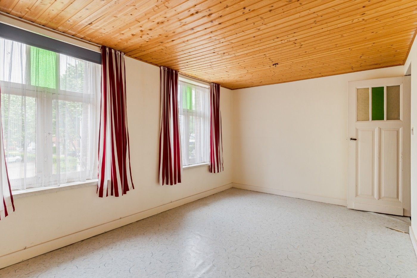 Charmante, te renoveren woning met 2 slpk. en tuin foto 15