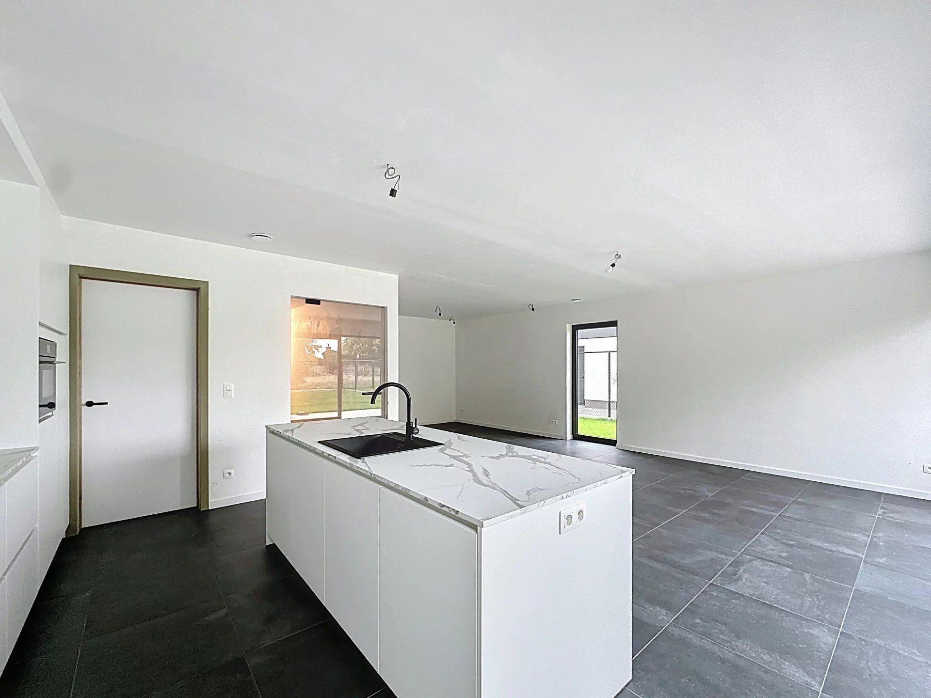 Moderne BEN-woning met 3 slaapkamers en een inpandige garage op een mooi perceel. foto 8