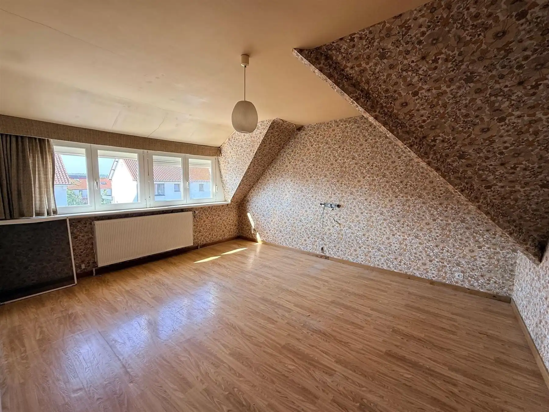 RESIDENTIEEL 3-GEVEL WONING MET MOOIE TUIN foto 7