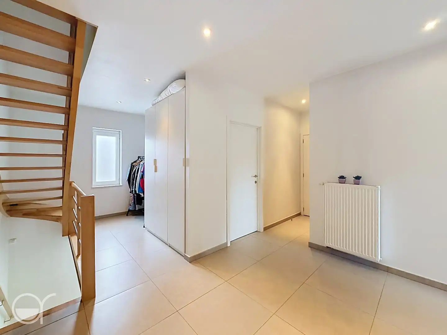 Moderne woning met terras en tuin foto 8