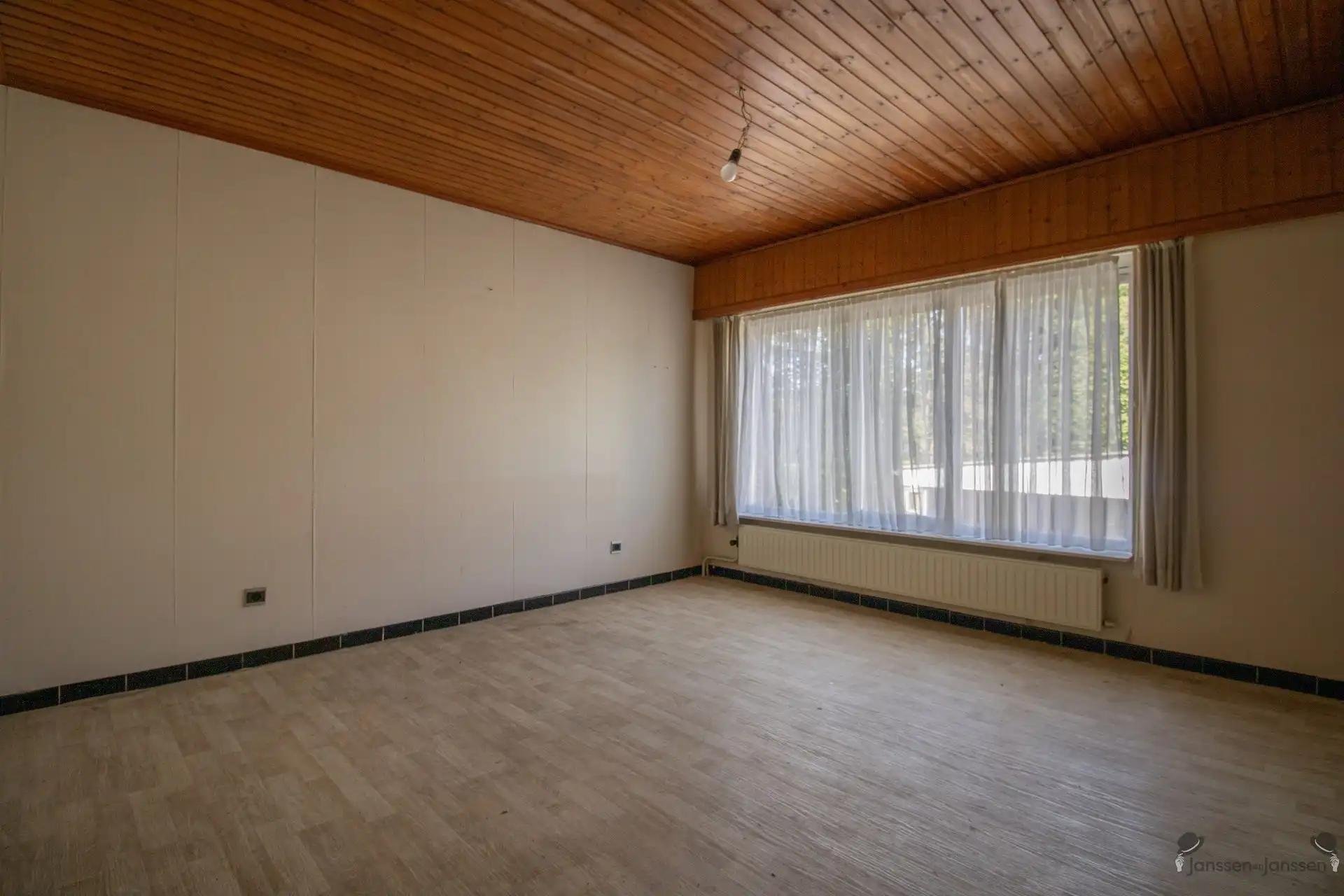 Rustig gelegen te renoveren woning met 5 slaapkamers, ruime garage op 3.990 m² foto 11