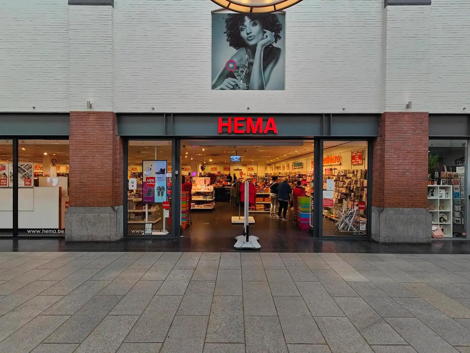 Shopping Center den Tir foto {{pictureIndex}}