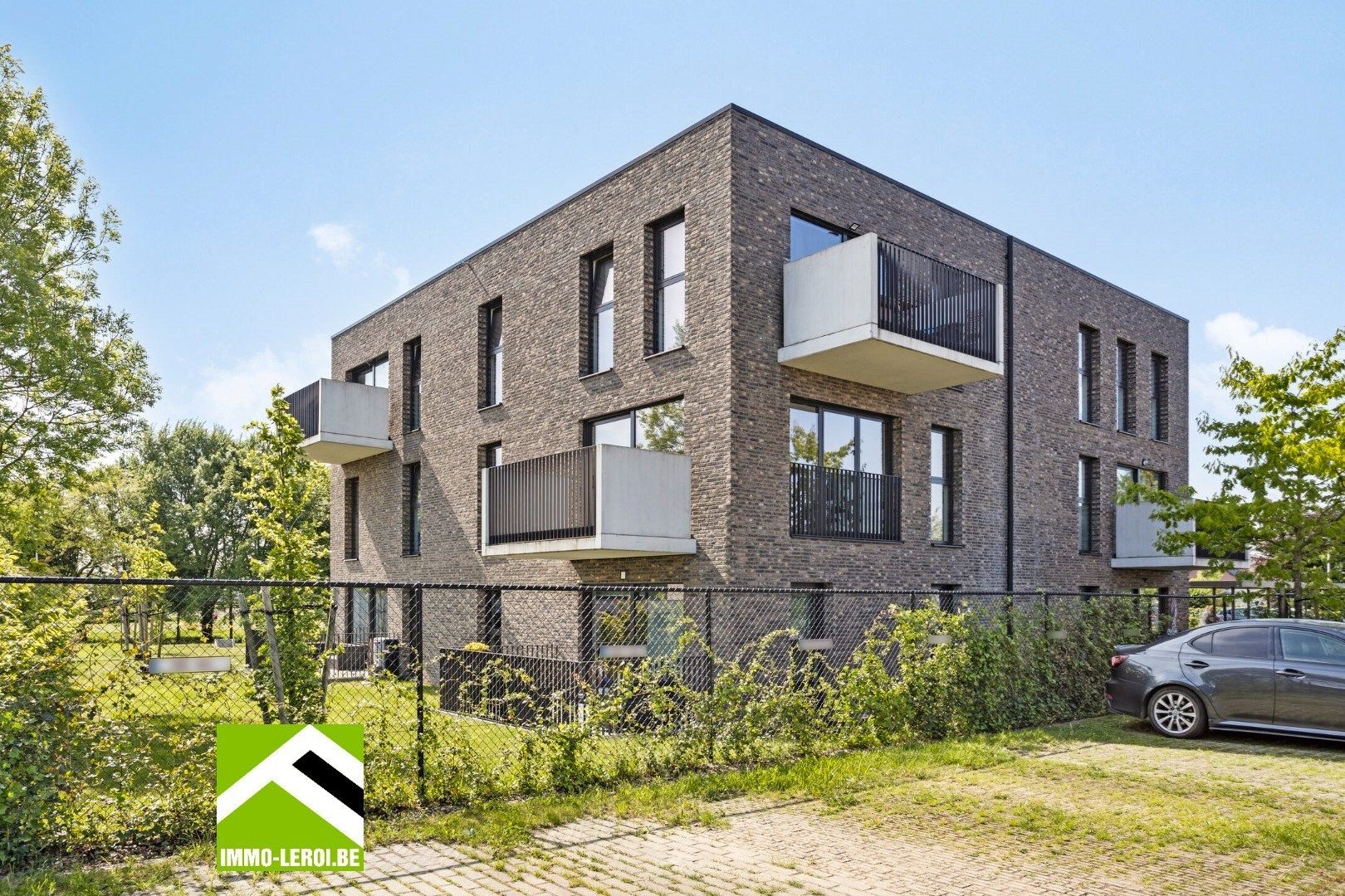 Modern appartement met ruim terras, rustige ligging in randstad Tongeren foto 2