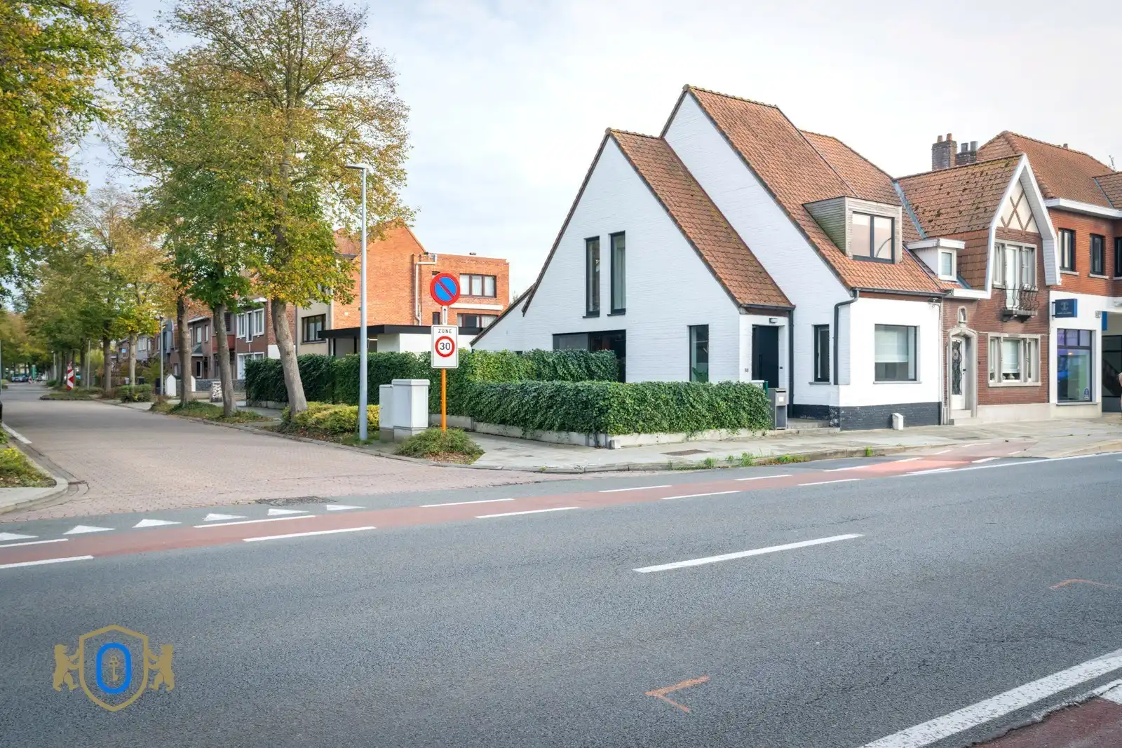 Halfopen 3-slpkr woning met tuin & carport foto 2